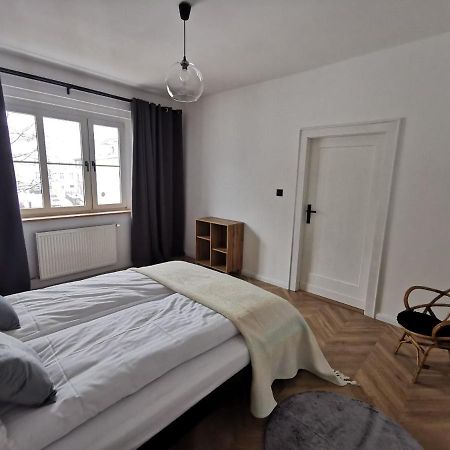 Apartament Black&White เยเลเนียกูรา ภายนอก รูปภาพ